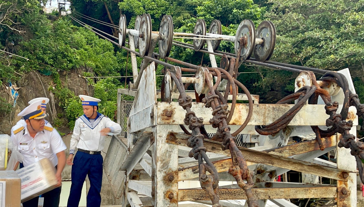 Vận chuyển quà bằng cáp treo lên đảo Hòn Chuối.