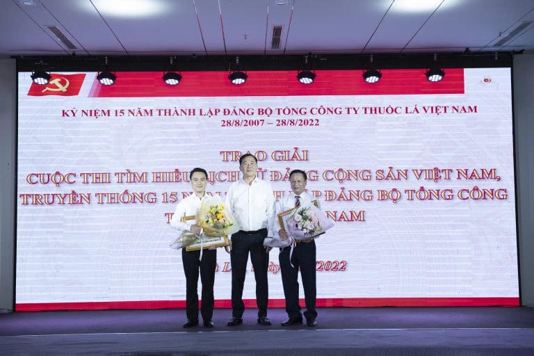 Ông Nguyễn Văn Xuân - Đảng bộ Công ty TL Thanh Hóa và Đại diện Đảng bộ Công ty TL Sài Gòn nhận giải nhất cho cá nhân và tập thể Cuộc thi Tìm hiểu Lịch sử ĐCSVN và 15 năm Đảng bộ TCT.
