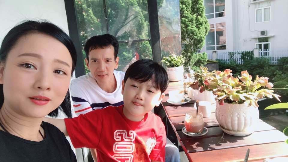 Dù lập gia đình muộn hơn bạn bè cùng trang lứa song NSƯT Mỹ Duyên có gia đình nhỏ vô cùng hạnh phúc. 