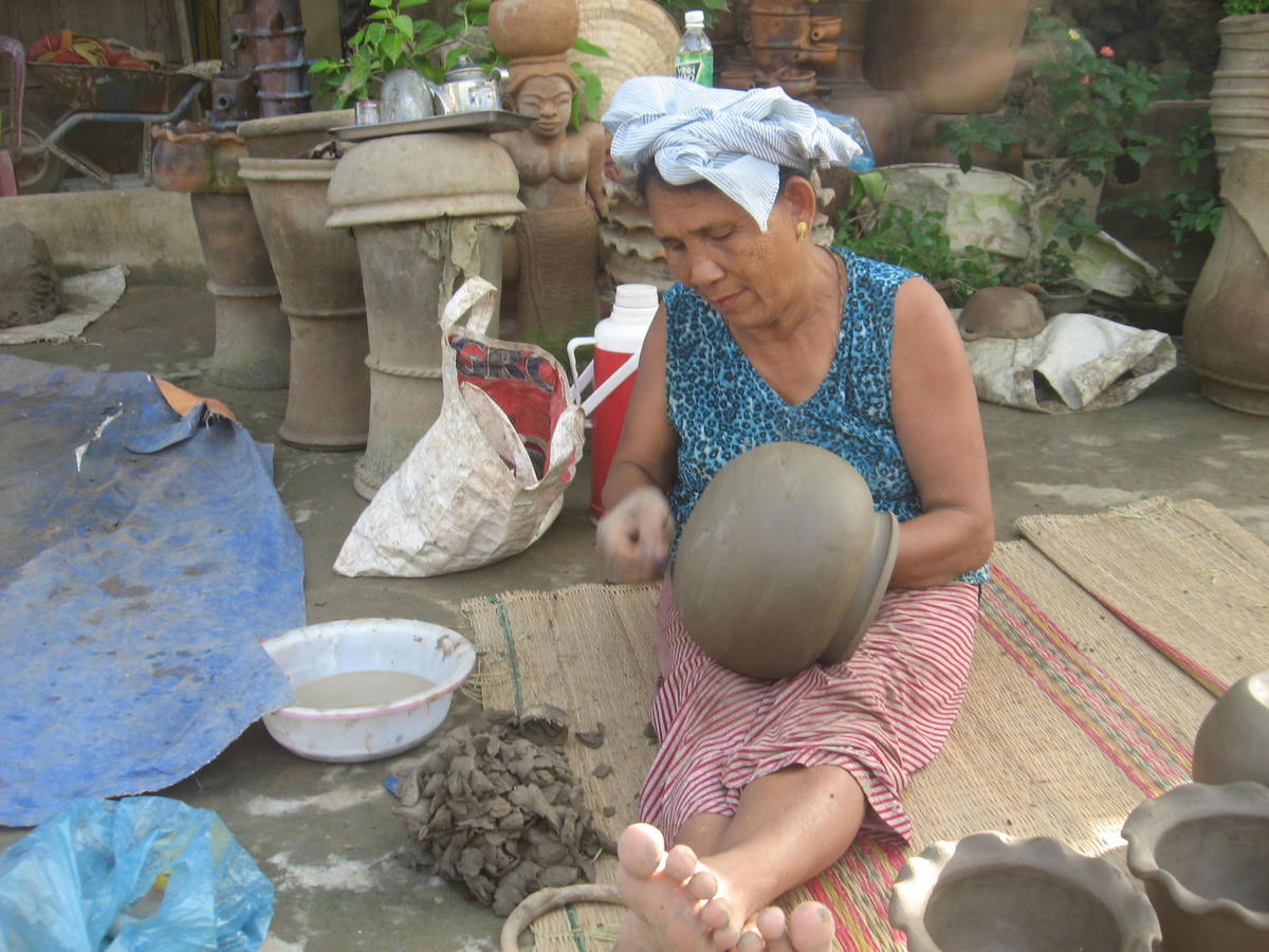 Nghệ nhân Đàng Thị Phan nặn gốm Bàu Trúc.  