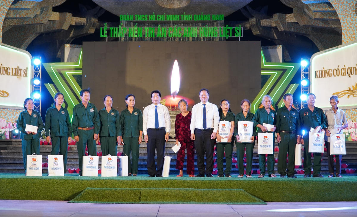 Lãnh đạo tỉnh Quảng Nam tặng quà cho các Anh hùng LLVT,  thương, bệnh binh, người có công với cách mạng.