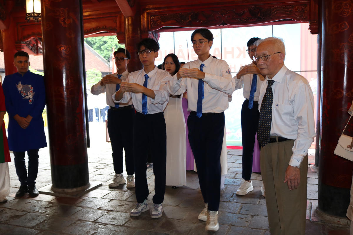 Lễ khai giảng tại Bái đường Quốc Tử giám của thầy và trò Trường THPT Đinh Tiên Hoàng thể hiện truyền thống văn hiến, truyền thống hiếu học, truyền thống tôn sư trọng đạo của dân tộc ta trường tồn cùng Thủ đô Thăng Long, Hà Nội hơn 1.000 năm lịch sử.