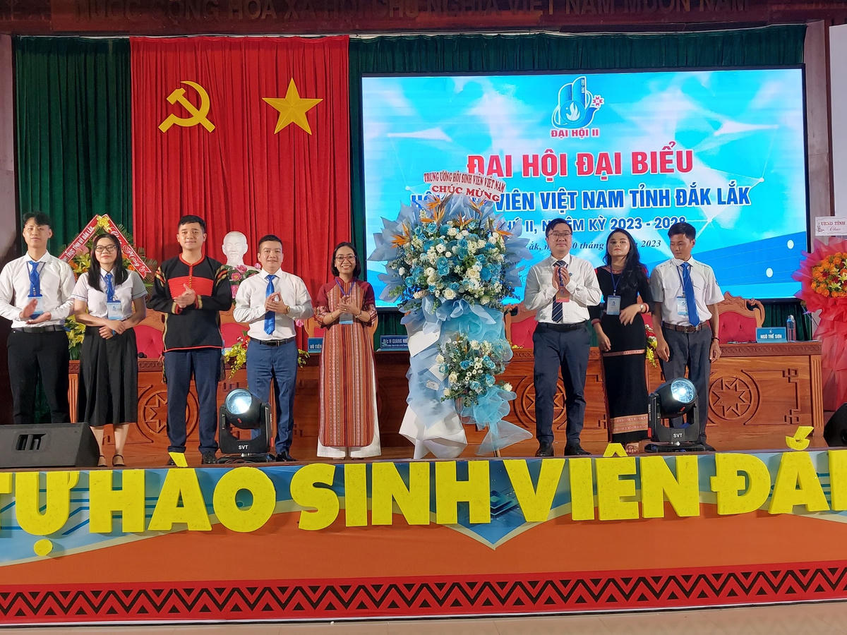 Trung ương Hội Sinh viên Việt Nam tặng hoa chúc mừng Đại hội.
