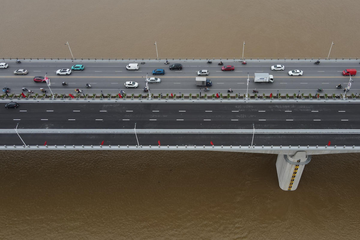 Theo ghi nhận của PV Đại Đoàn Kết Online, sáng 29/8 tại cầu Vĩnh Tuy 2 đã hoàn thành hầu hết mọi công việc để chuẩn bị khánh thành vào ngày 30/8.