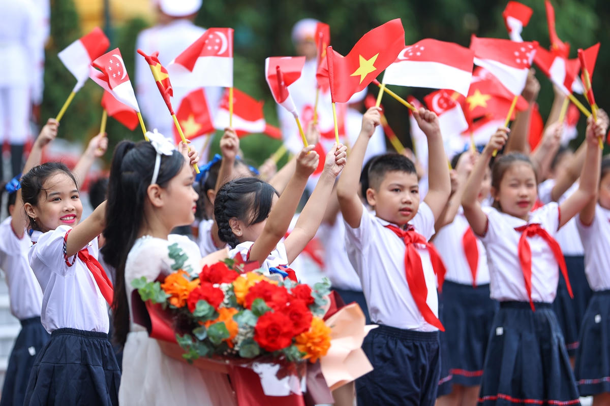 Thiếu nhi Thủ đô vẫy cờ chào đón Thủ tướng Singapore Lý Hiển Long. Ảnh: VGP/Nhật Bắc.