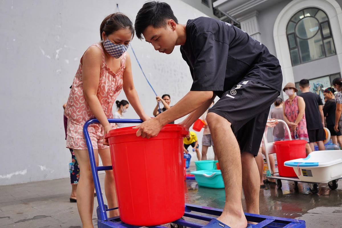 Chị Nguyễn Thị Nga cư dân tòa nhà Hateco Apollo Xuân Phương cho biết, do lượng nước ít trong khi cư dân tại đây rất đông cho nên mỗi người chỉ được lấy khoảng 2 bình nước.
