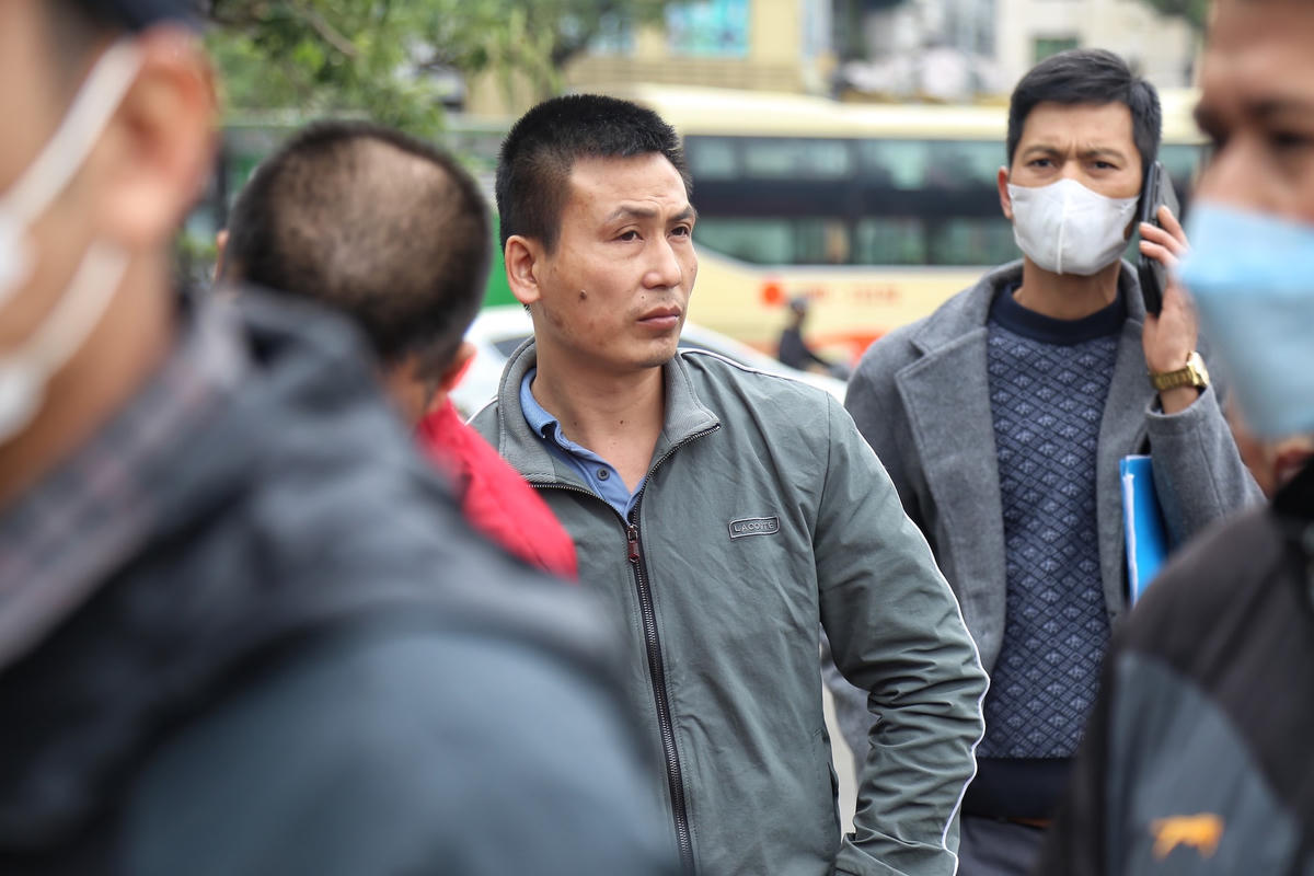 "Để đăng kiểm một cách nhanh chóng, tôi đã đi rất nhiều trung tâm đăng kiểm ở Hà Nội và các tỉnh khác nhưng hơn 10 hôm nay xe vẫn chưa được đăng kiểm. Hiện xe đã hết đăng kiểm tôi không dám đi ra đường vì sợ bị CSGT xử lý. Cuộc sống đảo lộn rất nhiều, vì xe tôi phải vay tiền ngân hàng để mua trong khi cả gia đình chỉ trông chờ vào chiếc xe mà hơn chục ngày có làm được gì đâu", anh T. chia sẻ.