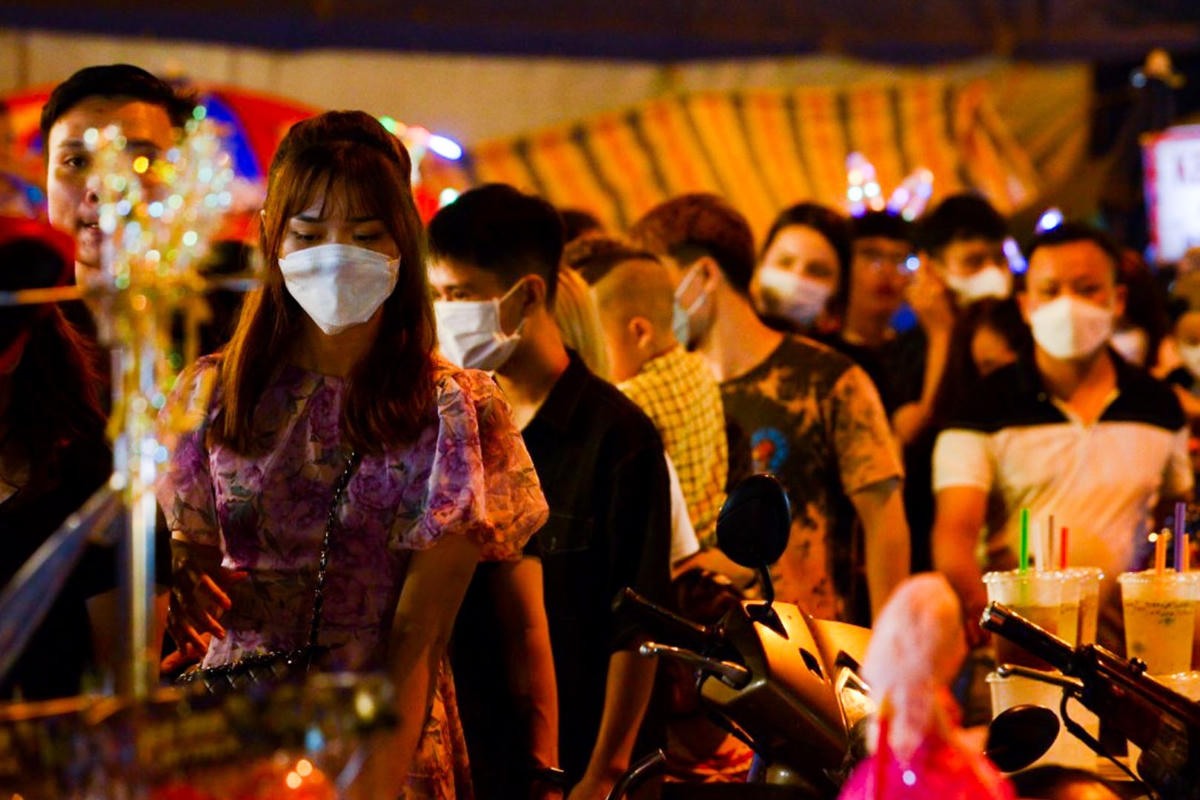 Sau 3 ngày mưa liên tiếp, thời tiết tối nay khá mát mẻ, phù hợp cho người dân đi chơi.