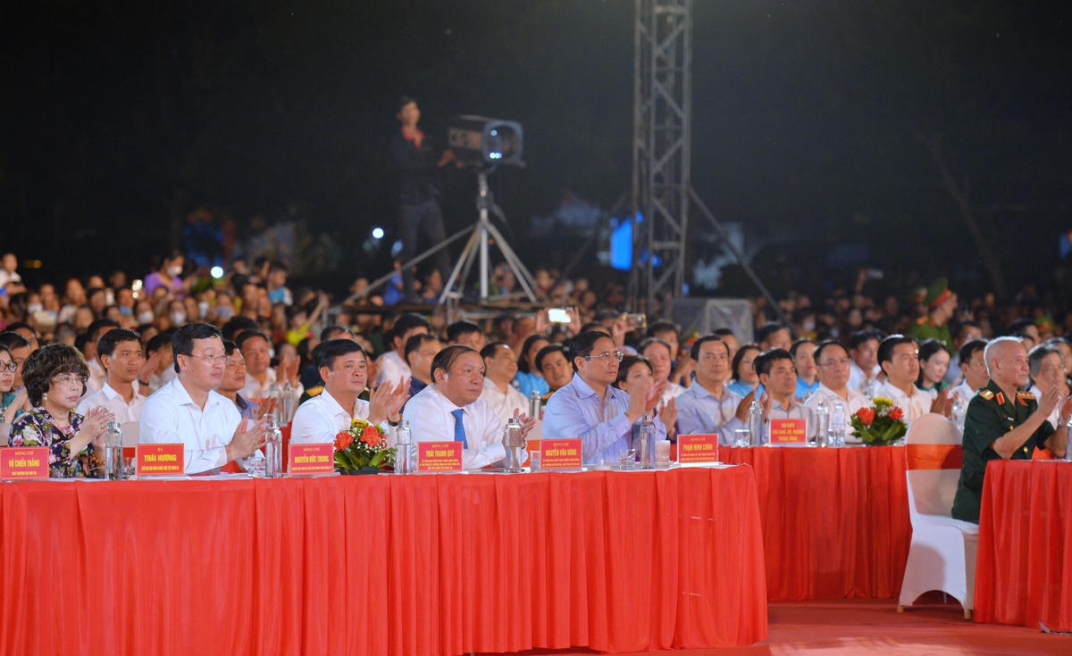 Tối cùng ngày, Thủ tướng cùng đoàn công tác tham dự Chương trình "Bản hùng ca bất diệt” nhân dịp kỷ niệm 75 năm Ngày Thương binh - Liệt sĩ (27/7/1947 - 27/7/2022).