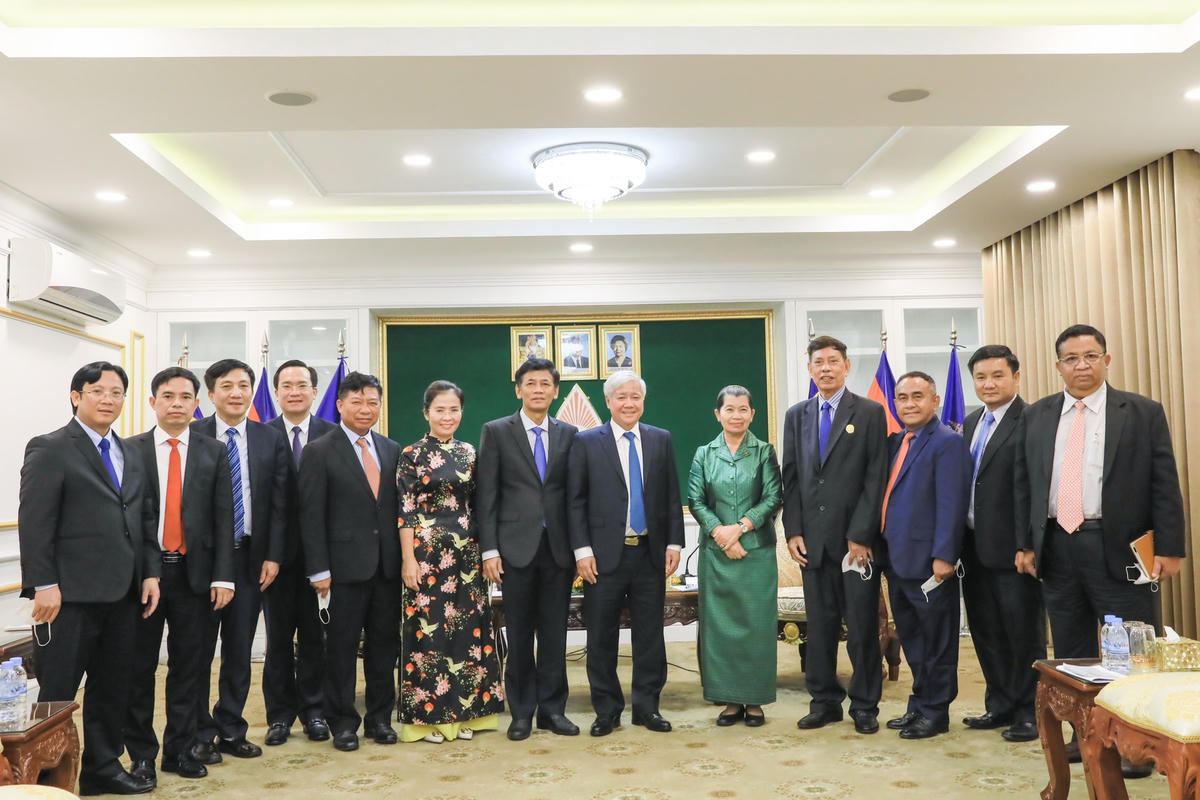 Bí thư Trung ương Đảng, Chủ tịch UBTƯ MTTQ Việt Nam Đỗ Văn Chiến chụp ảnh lưu niệm cùng Phó Thủ tướng, Phó Chủ tịch Hội đồng Quốc gia Mặt trận Đoàn kết Phát triển Tổ quốc Campuchia, Chủ tịch Hội hữu nghị Campuchia - Việt Nam Men Sam An và các đại biểu. Ảnh: Quang Vinh.