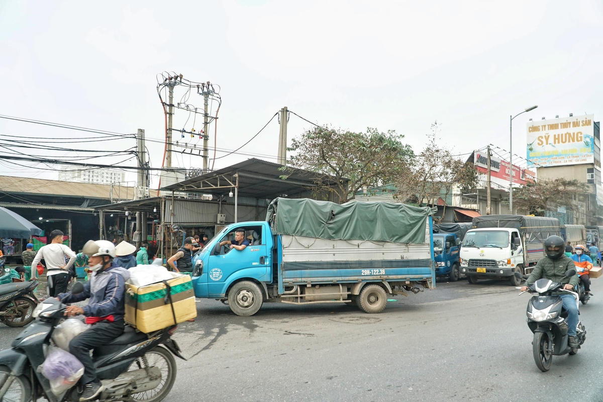 Hà Nội: Chợ cá Yên Sở tấp nập trước ngày ông Công ông Táo