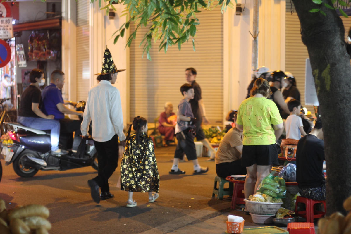 Anh Đức Huy (32 tuổi) ở Đống Đa chia sẻ: “Năm nay tôi đưa con đi chơi Halloweem ở Hàng Mã. Tôi cũng đã mua đồ hóa trang cho con mình từ trước đấy để đêm nay các con có thể mặc đi chơi”.