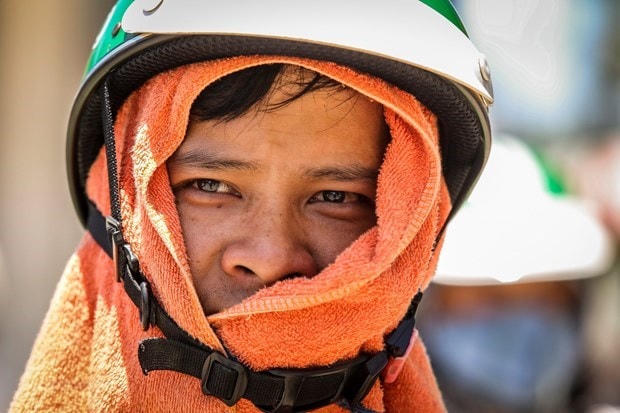 Người dân khi làm việc trong môi trường nắng nóng cần uống nước đều đặn trong suốt thời gian làm việc. Nguồn: Vietnam+ 