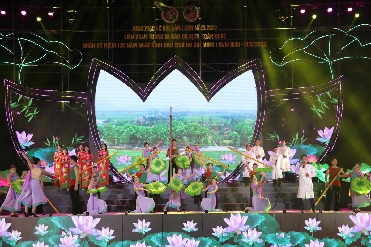 Chương trình nghệ thuật "Người là niềm tin tất thắng" được dàn dựng công phu trong đêm khai mạc "Lễ hội Làng Sen 2022" vào tối 17/5.