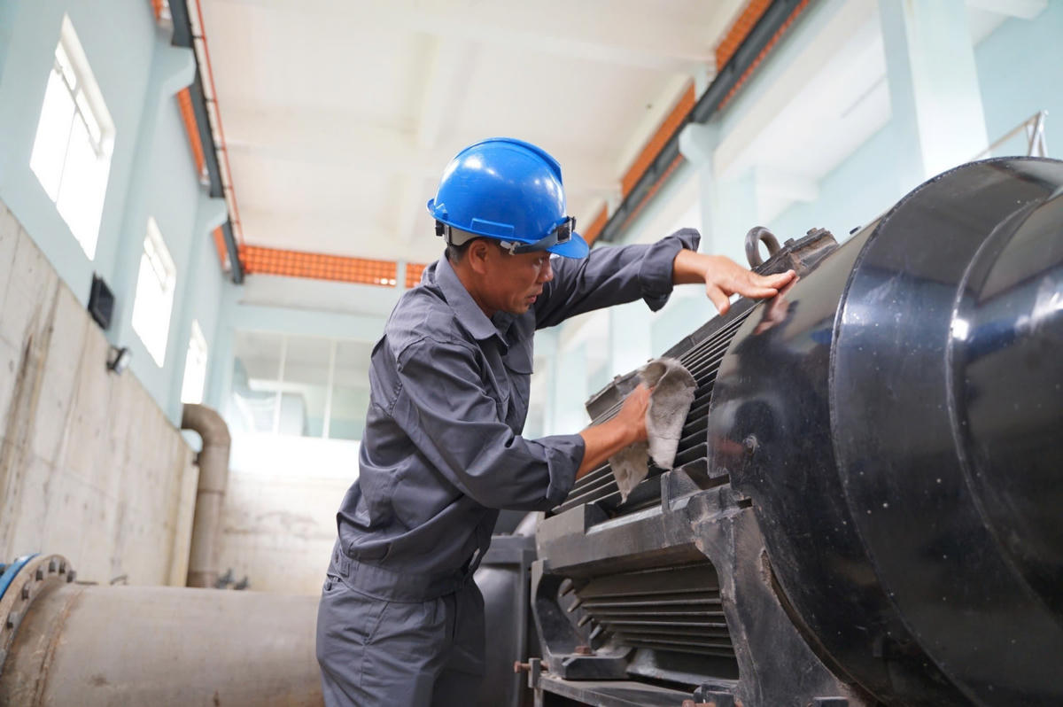 Nhân viên kỹ thuật thực hiện vệ sinh và kiểm tra thiết bị trong nhà máy – một phần trong công tác đảm bảo an toàn lao động định kỳ tại Công ty