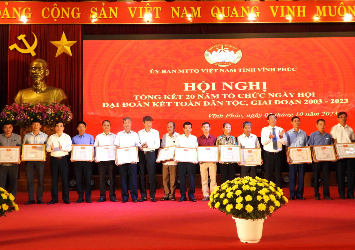 Trao Bằng khen của Ủy ban MTTQ tỉnh Vĩnh Phúc cho 18 tập thể có thành tích xuất sắc.