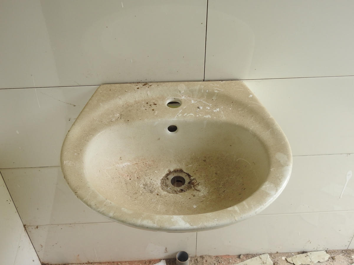 ... Nhiều vật dụng bị tháo trộm.