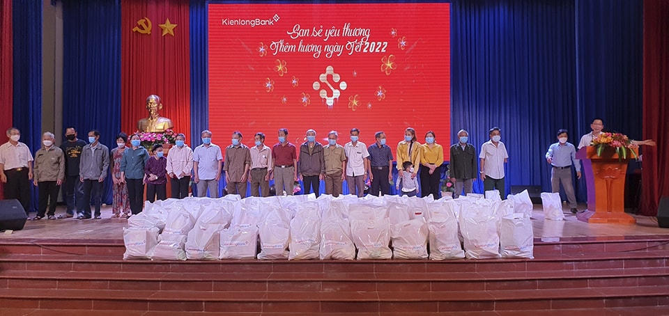 Những suất học bổng được Ngân hàng Kiên Long trao tặng đến những em học sinh nghèo có thành tích vượt khó trong học tập