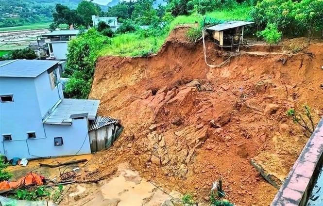 Nhà cửa, tài sản của nhân dân các xã Mường Cang, Khoen On, Mường Kim, Tà Hừa, Tà Mung bị thiệt hại do mưa lũ. Ảnh: TTXVN phát.