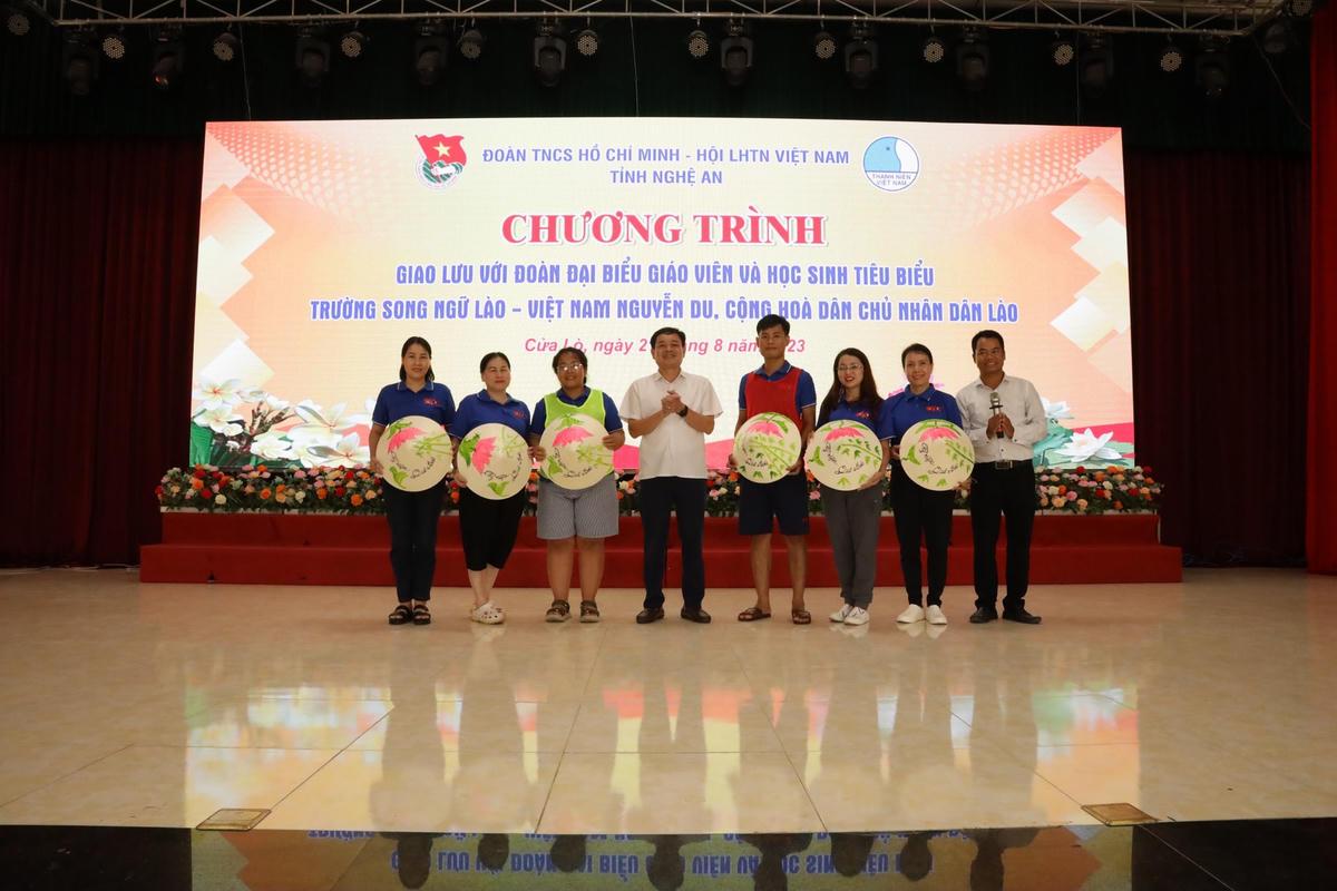 Kết thúc chương trình giao lưu, ông Trương Thiết Hùng, Phó Chủ tịch Uỷ ban MTTQ tỉnh Nghệ An đã trao quà lưu niệm cho các đại biểu, học sinh Trường song ngữ Lào - Việt Nam Nguyễn Du và các bạn Lưu học sinh Lào tại tỉnh Nghệ An. Ảnh: Điền Bắc.