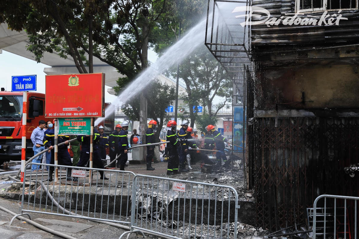 Đám cháy cũng làm cho giao thông khu vực quanh phố Trần Bình ách tắc.