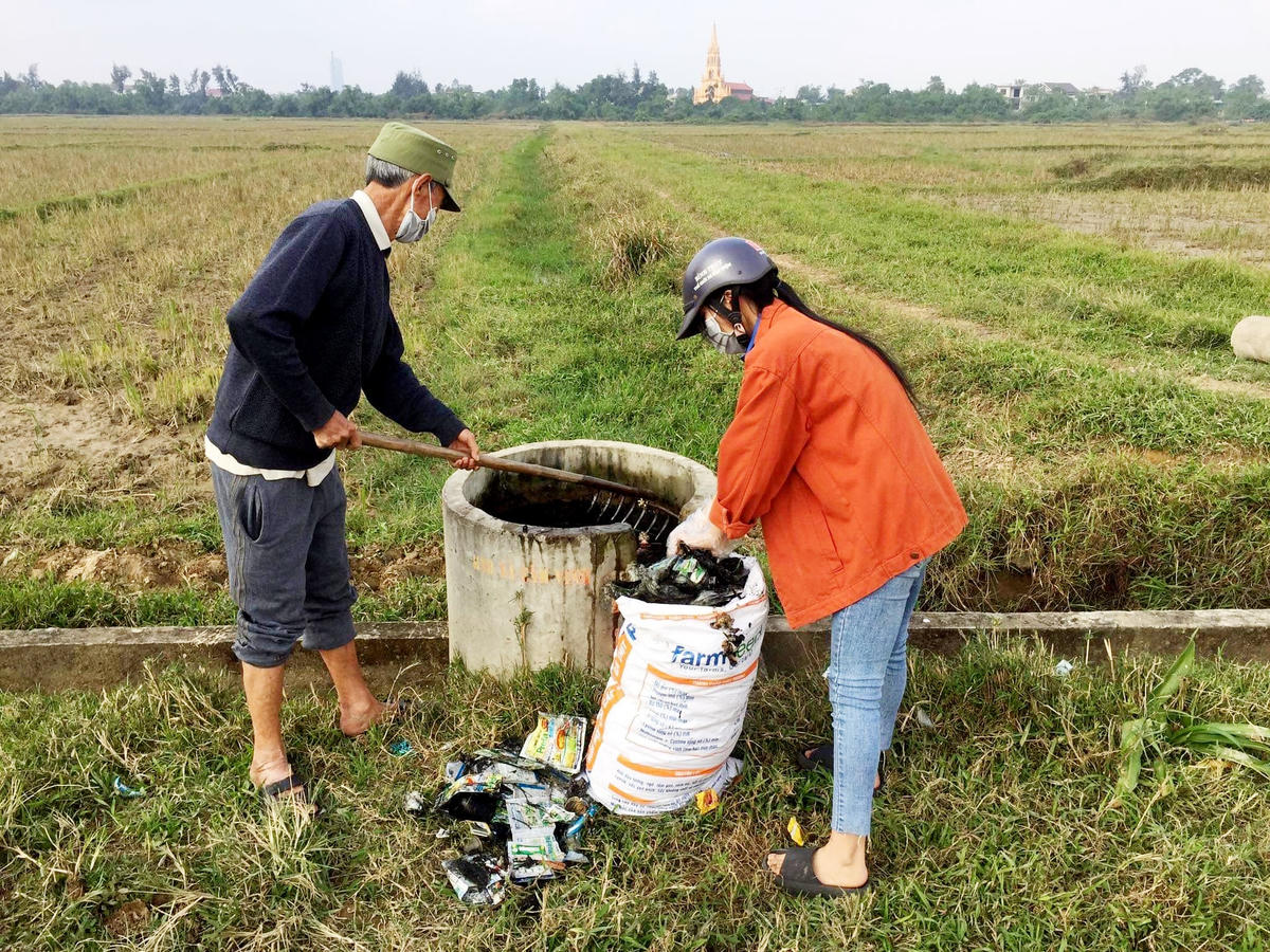 Đoàn viên thanh niên cùng người dân xã Cẩm Vịnh tập kết vỏ bao thuốc bảo vệ thực vật trên đồng ruộng.
