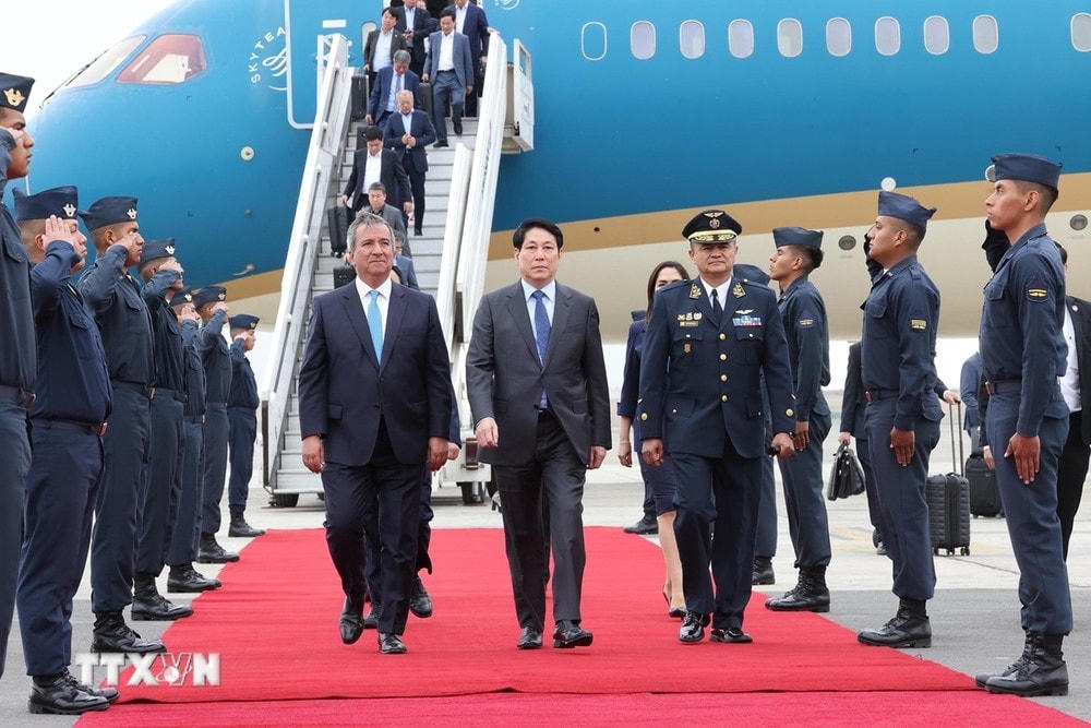 Chủ tịch nước Lương Cường đến Sân bay Quốc tế Jorge Chávez ở thủ đô Lima. (Ảnh: Lâm Khánh/TTXVN) ttxvn_chu_tich_nuoc_3.jpg