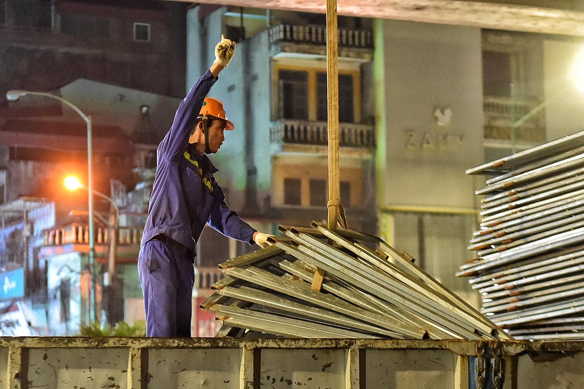 Hà Nội: Rào chắn đường Nguyễn Trãi để thi công dự án xử lý nước thải