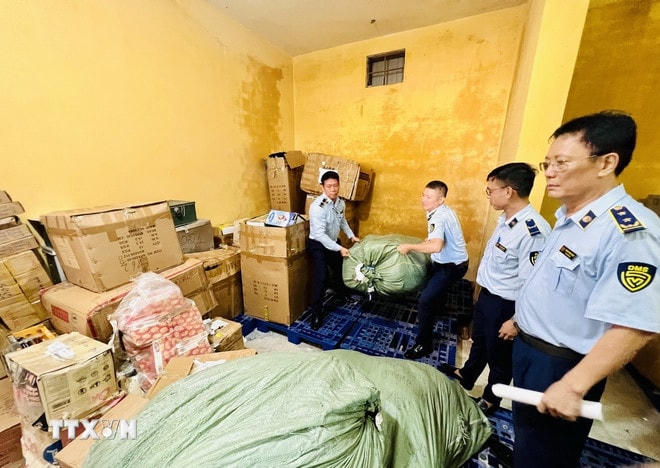 Lực lượng quản lý thị trường tỉnh Quảng Trị phát hiện nhiều lô hàng giả, gian lận thương mại. (Ảnh: Nguyên Linh/TTXVN) ttxvn-chong-buon-lau-5.jpg