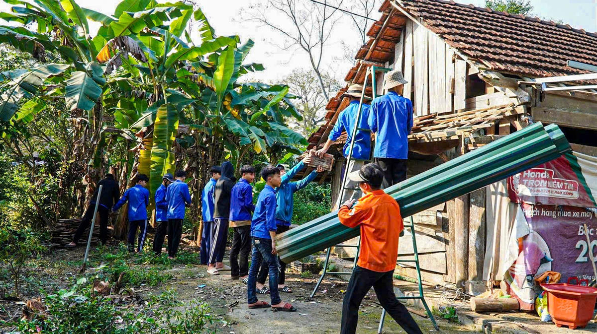 Lực lượng đoàn viên thanh niên ở Hà Tĩnh chung tay xóa nhà tạm cùng người dân.