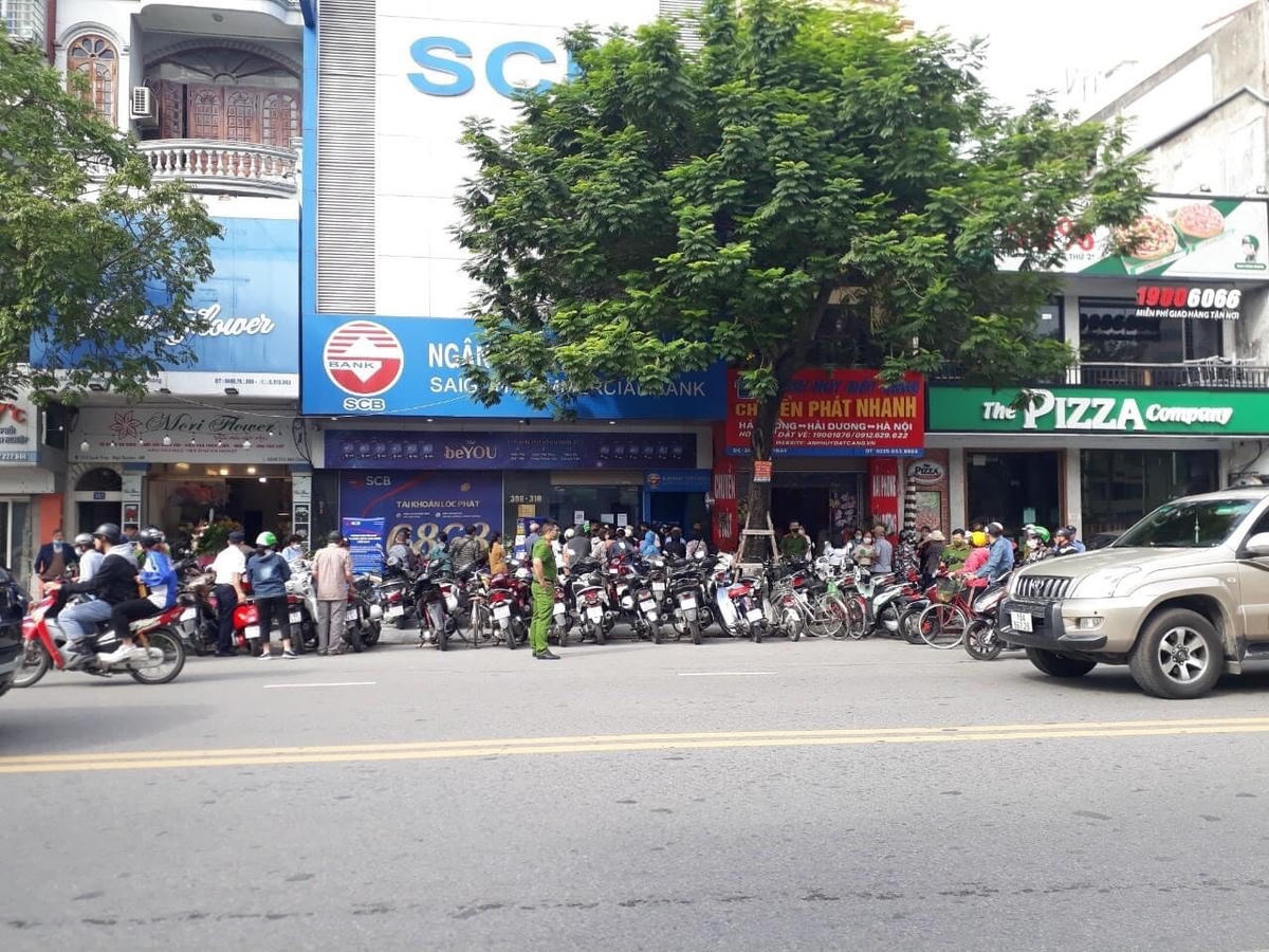Người dân đến rút tiền tại điểm giao dịch của Ngân hàng SCB trên địa bàn Hải Phòng.
