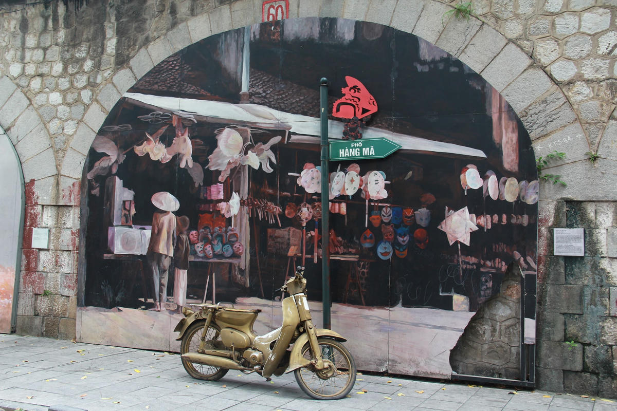 Những bức họa tại phố bích họa Phùng Hưng đã phai màu, có những chỗ bị thủng mảng lớn.