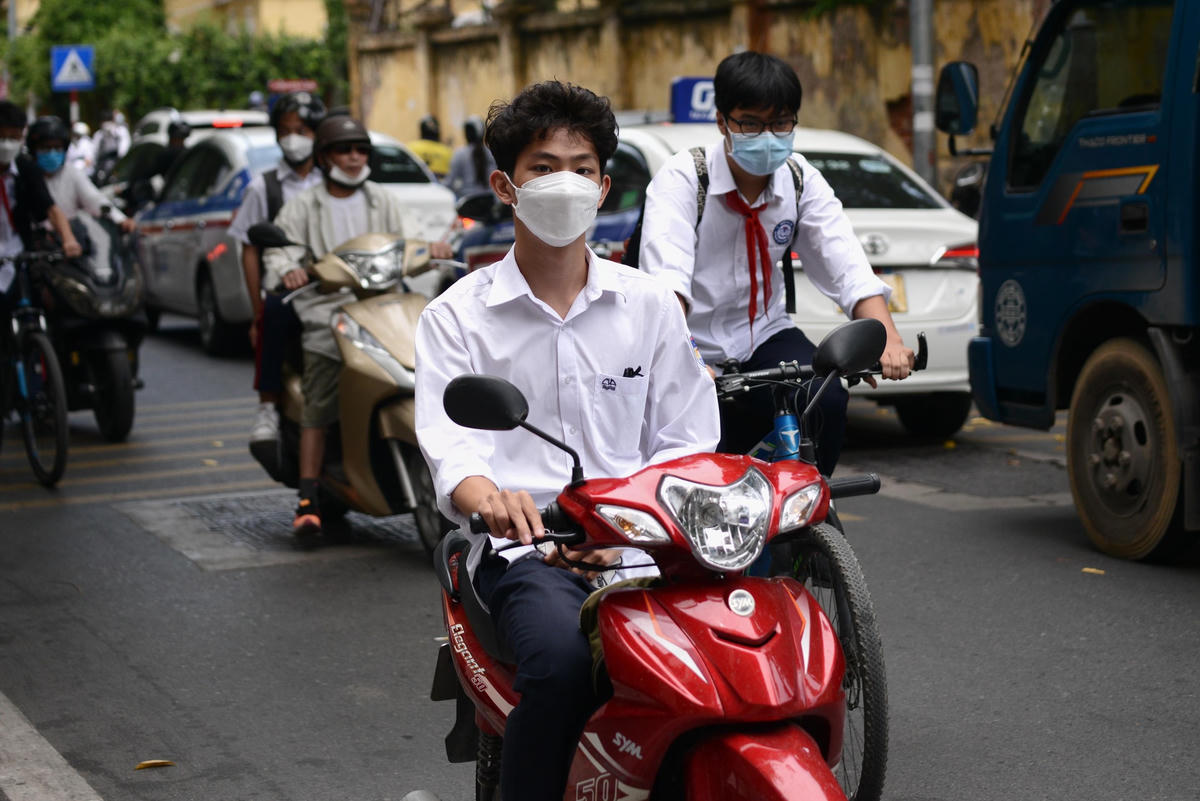 Theo Nghị định 100, người từ đủ 14 tuổi đến dưới 16 tuổi điều khiển xe mô tô, xe gắn máy (kể cả xe máy điện) và các loại xe tương tự xe mô tô hoặc điều khiển xe ô tô, máy kéo và các loại xe tương tự xe ô tô sẽ bị phạt cảnh cáo. Người đủ 16 tuổi trở lên được lái xe gắn máy có dung tích xi-lanh dưới 50cc.