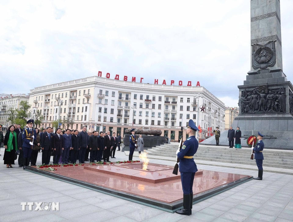 Tổng Bí thư Tô Lâm và Phu nhân cùng Đoàn đại biểu cấp cao Việt Nam tại Tượng đài Chiến thắng ở thủ đô Minsk. (Ảnh: Thống Nhất/TTXVN)