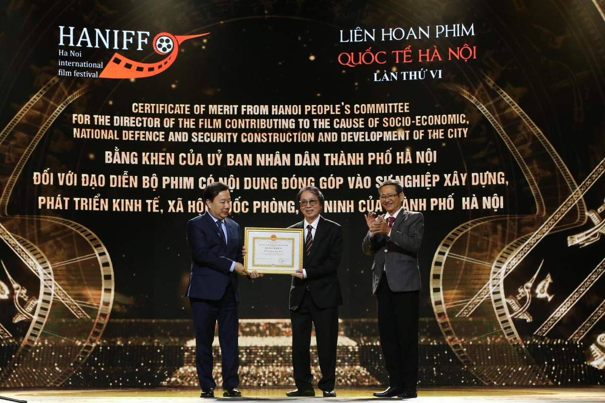 UBND TP Hà Nội cũng đã tặng Bằng khen cho NSND Đặng Nhật Minh, đạo diễn bộ phim “Hoa nhài”.