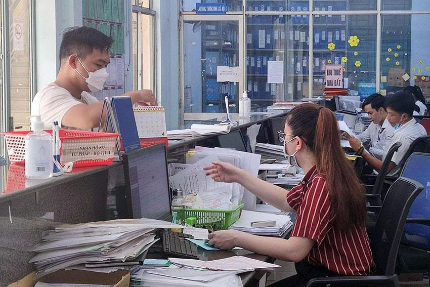 Người dân đến UBND phường 3, quận Gò Vấp thực hiện các thủ tục hành chính.   .Ảnh: NGUYỄN HIỀN