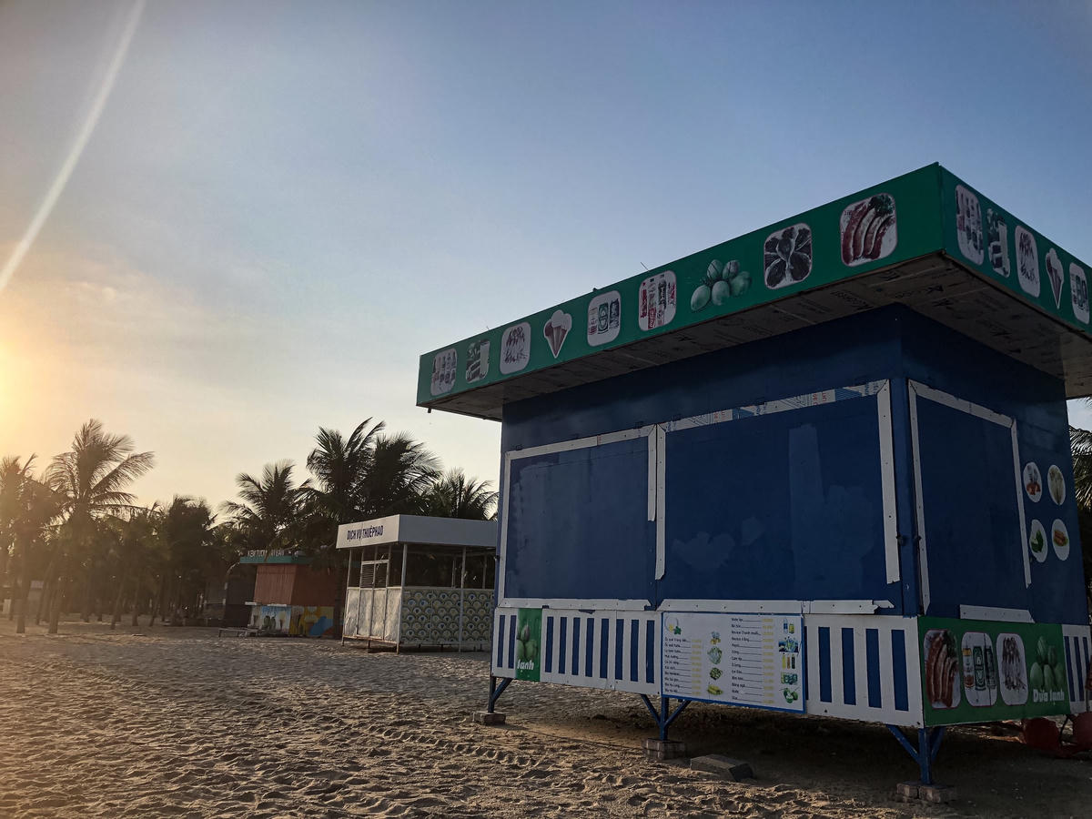 Các cửa hàng cung cấp dịch vụ trên bãi biển đều đồng loạt đóng cửa. Chị Lê Thị Hiền (chủ một cửa hàng ở khu vực bãi tắm Bãi Cháy) chia sẻ: “Những tháng trước, tôi mở cửa hàng theo kiểu duy trì, chỉ mở vào ngày cuối tuần. Tuy nhiên đến thời điểm hiện nay thì tôi đã quyết định đóng hẳn để chờ đến mùa du lịch năm sau”.