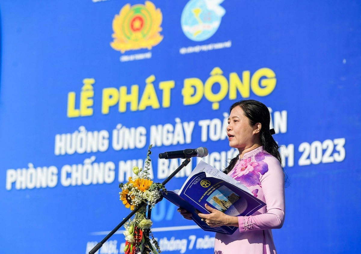 Bà Đào Thị Hồng, Phó Chủ tịch UBND, Trưởng ban chỉ đạo 138 huyện Đan Phượng phát biểu tại buổi lễ.
