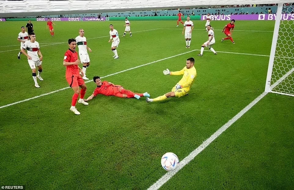 Trung vệ Kim Young Gwon không bỏ lỡ cơ hội lao vào dứt điểm mang về bàn thắng gỡ hòa 1-1 cho Hàn Quốc sau sai lầm của Ronaldo (Ảnh: Reuters).