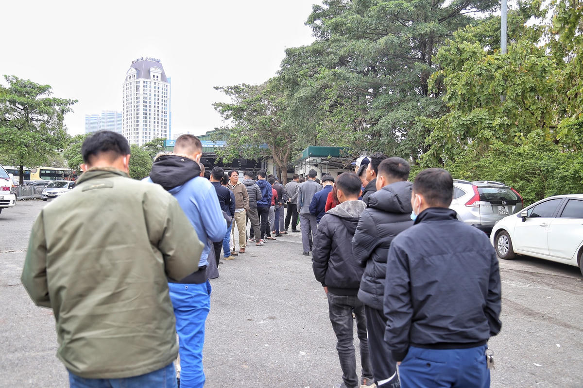 Cũng theo anh T., để có thể đăng kiểm anh và vợ đã phải chia nhau đến các trung tâm đăng kiểm để nhận giấy hẹn nhưng đến nay cũng chưa thể đăng kiểm.