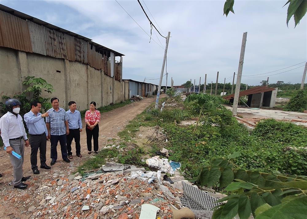 Đoàn đại diện UBND huyện Bình Chánh thực địa kiểm tra công tác quản lý đất thuộc sở hữu Nhà nước trên địa bàn ngày 4/7. (Ảnh: Thanh Đào).