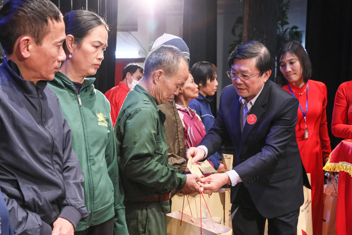 Phó Chủ tịch Nguyễn Hữu Dũng tặng quà cho người nghèo, người có hoàn cảnh khó khăn trên địa bàn tỉnh Vĩnh Phúc.
