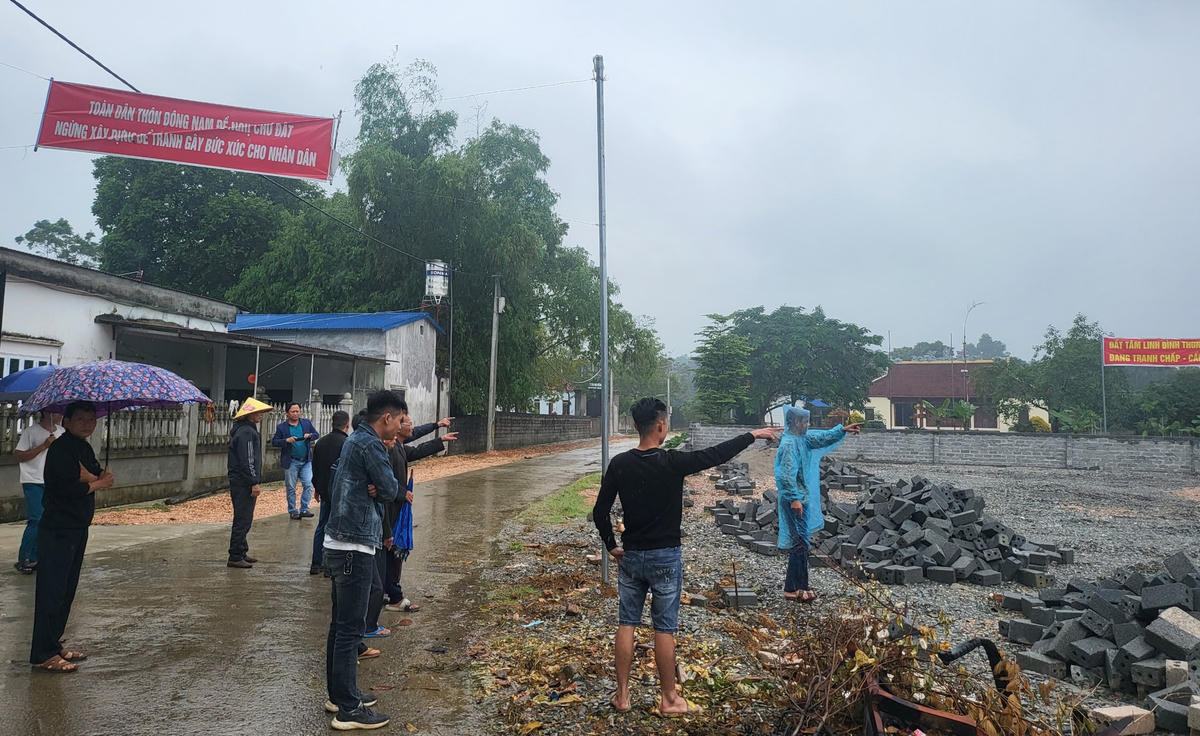 Theo người dân địa phương, năm 2014 khu đình làng của thôn Đông Nam mới được xây dựng, còn thời điểm được cấp vẫn là các ao nuôi cá do vậy không hề có khu văn hoá như xác định trong hồ sơ cấp giấy chứng nhận.