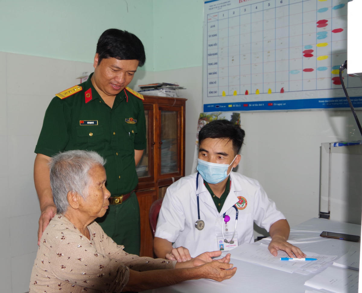 Khám, cấp phát thuốc miễn phí cho người dân thuộc gia đình chính sách.