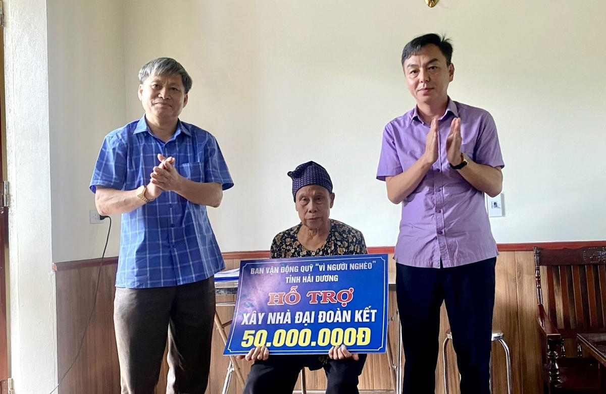 Ông Lê Văn Cần - Phó Chủ tịch Ủy ban MTTQ tỉnh Hải Dương và nhà tài trợ trao tiền hỗ trợ xây nhà Đại đoàn kết cho bà Nguyễn Thị Cát, thôn Thủ Pháp, xã Đoàn Kết, huyện Thanh Miện.