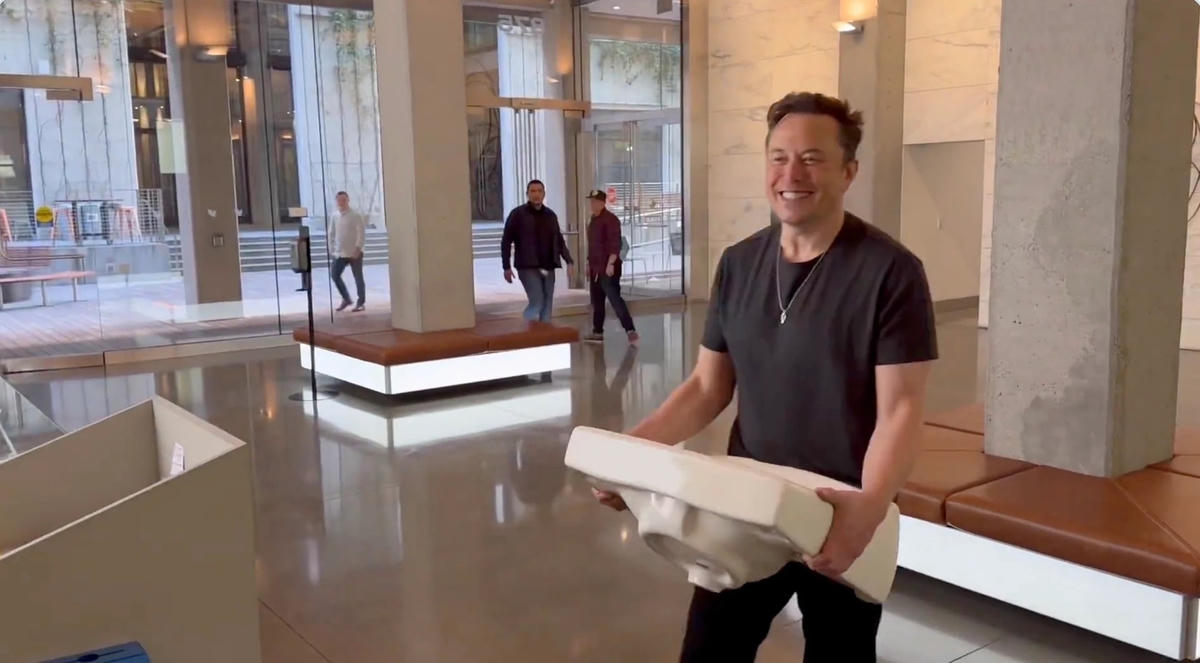 Một ngày trước khi tiếp quản Twitter, Elon Musk mang theo bồn rửa tay vào trụ sở tại San Francisco nhằm thể hiện quan điểm. Ảnh: Twitter.