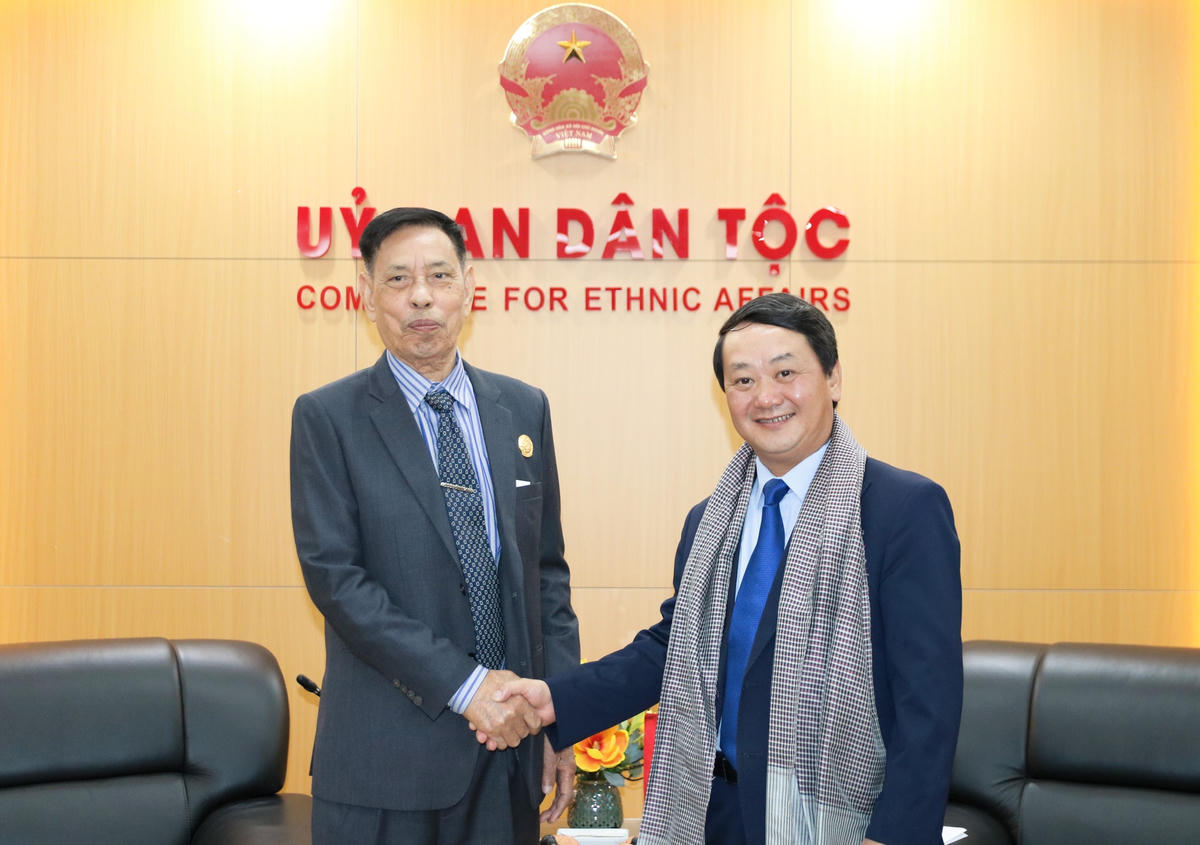Ông Hầu A Lềnh, Ủy viên Trung ương Đảng, Bộ trưởng, Chủ nhiệm Ủy ban Dân tộc và ông Nhem Valy, Ủy viên Trung ương Đảng Nhân dân Campuchia, Phó Chủ tịch Thường trực kiêm Tổng Thư ký Hội đồng Quốc gia Mặt trận Đoàn kết Phát triển Tổ quốc Campuchia.