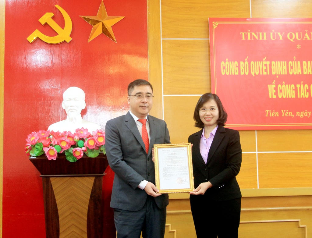 Phó Bí thư Tỉnh ủy Quảng Ninh Trịnh Thị Minh Thanh trao quyết định của Ban Thường vụ Tỉnh ủy cho ông Nguyễn Chí Thành. Ảnh: QMG.