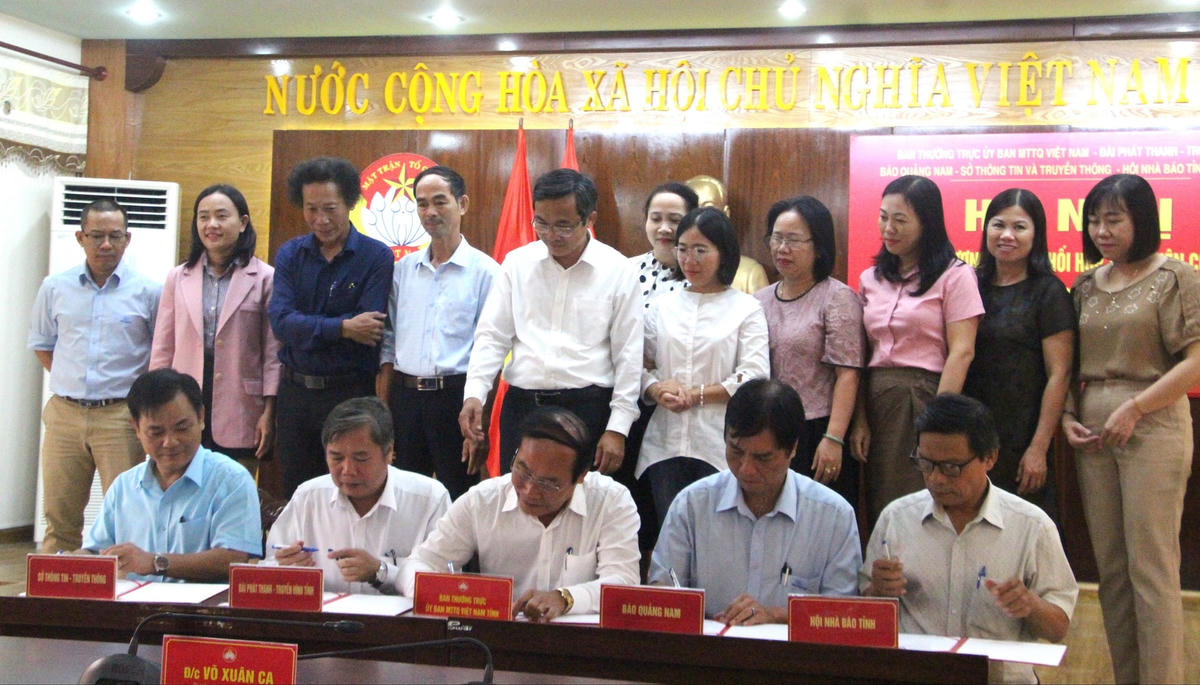 Lãnh đạo Ủy ban MTTQ Việt Nam tỉnh cùng các đơn vị ký kết chương trình phối hợp.