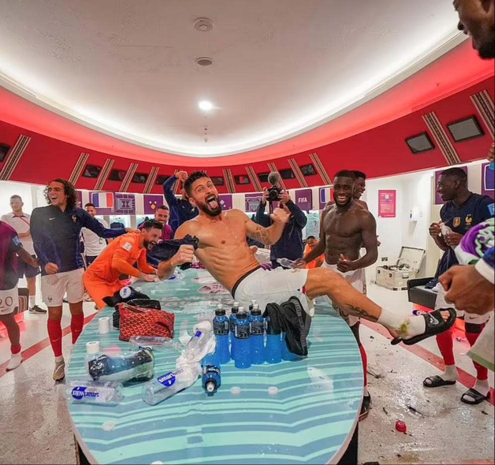 Cầu thủ Olivier Giroud nhanh chóng cởi áo ăn mừng chiến thắng. Ảnh: FFF.